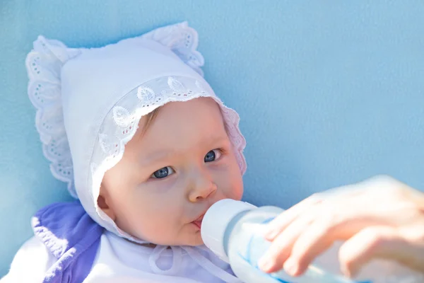 Adorable enfant fille avec préparation pour nourrissons en bouteille buvant.Le concept de nourriture et bébé — Photo