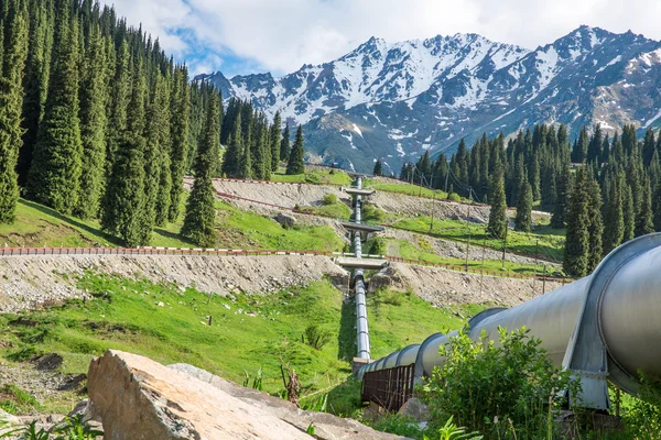 Rurociągu na drodze almaty duże jezioro, tien shan góry w almaty, kazakhstan, Azja — Zdjęcie stockowe