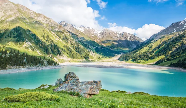 Muhteşem manzaralı büyük Almatı Gölü, Almatı, Kazakistan, Asya Yaz, tien shan dağlarında — Stok fotoğraf