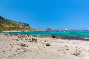 balos beach, köprü ve yolcu gemisi. gramvousa Island, Girit greece.magical turkuaz suları, lagünler, saf beyaz kum plajları göster.