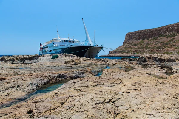 Balos playa y barco de pasajeros. Vista desde la isla Gramvousa, Creta en Grecia.Aguas turquesas mágicas, lagunas, playas de arena blanca pura . — Foto de Stock