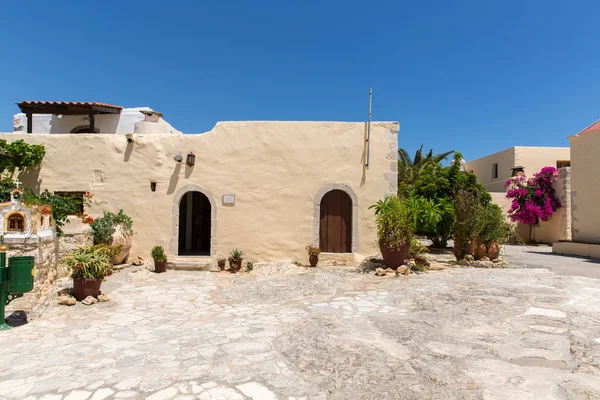 Monastère (couvent) dans la vallée de Messara à l'île de Crète en Grèce. Messara - est la plus grande plaine de Crète — Photo