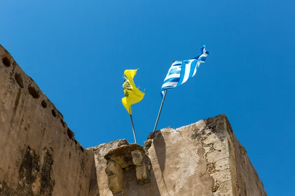 Manastır (friary) Yunanistan'ın Girit Adası'nda messara Vadisi'nde çatıda ulusal bayrak. — Stok fotoğraf