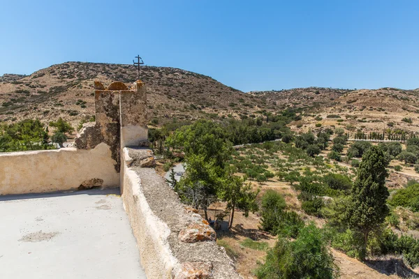 Monasterio (fraile) en el valle de Messara en la isla de Creta en Grecia. Messara es la llanura más grande de Creta — Foto de Stock