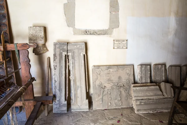 Loom avec des fils dans le musée avec des artefacts du grec antique dans le monastère dans la vallée de Messara Crète, Grèce — Photo