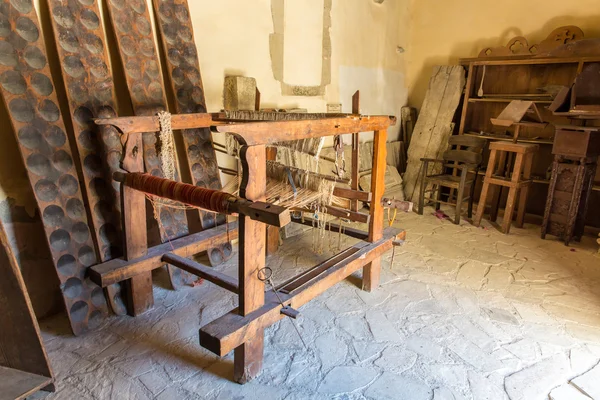 Weefgetouw met draden in museum met artefacten van oud-Grieks in klooster in messara vallei crete, Griekenland — Stockfoto