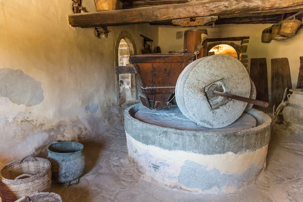 Museu com artefatos de cerâmica grega antiga e argila (jarro, vaso, vaso) no mosteiro em Messara Valley Creta, Grécia — Fotografia de Stock