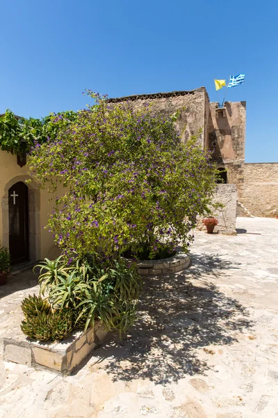 Monastère (couvent) dans la vallée de Messara à l'île de Crète en Grèce. Messara - est la plus grande plaine de Crète — Photo