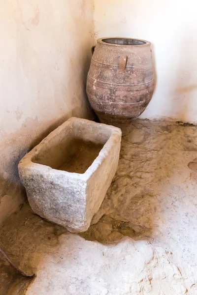 Ancienne salle de bains et toilettes dans le musée avec des artefacts de poterie et d'argile grecque antique dans le monastère dans la vallée de Messara Crète, Grèce — Photo