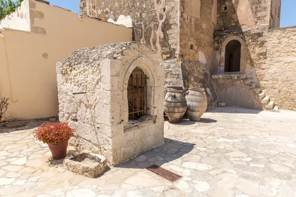 Klooster en jvase kruik werper in de vallei van messara op Kreta eiland in Griekenland. — Stockfoto