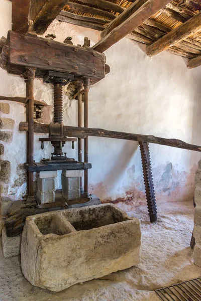 Gamla badrum och toalett i museum med artefakter av gammal grekisk keramik och lera i kloster i messara valley crete, Grekland — Stockfoto