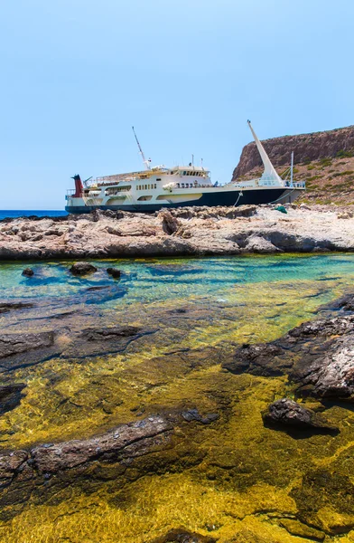 Balos playa y barco de pasajeros. Vista desde la isla Gramvousa, Creta en Grecia.Aguas turquesas mágicas, lagunas, playas de arena blanca pura . —  Fotos de Stock