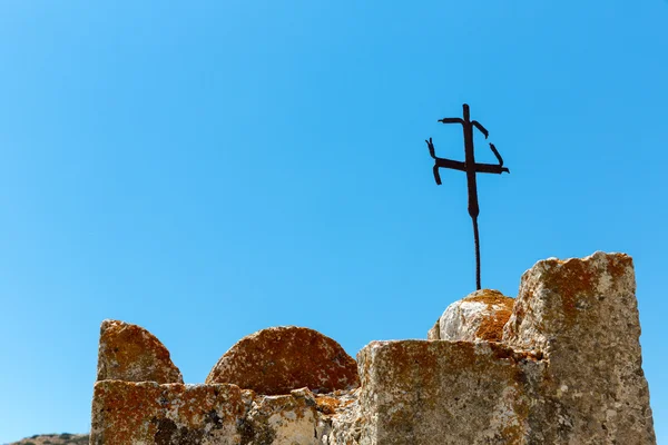 キリスト教の宗教はギリシャのクレタ島でメッサーラ谷に修道院 （修道院） にクロスします。. — ストック写真