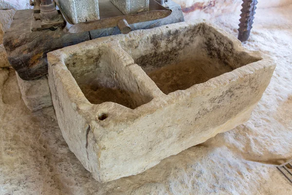 Altes bad und toilette im kloster im messara-tal beton, griechenland — Stockfoto