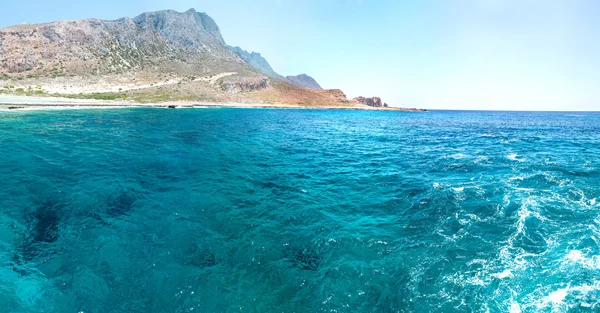 Пляж Балос. Вид с острова Грамвуса, Крит в Греции. Волшебные бирюзовые воды, лагуны, пляжи с чистым белым песком . — стоковое фото