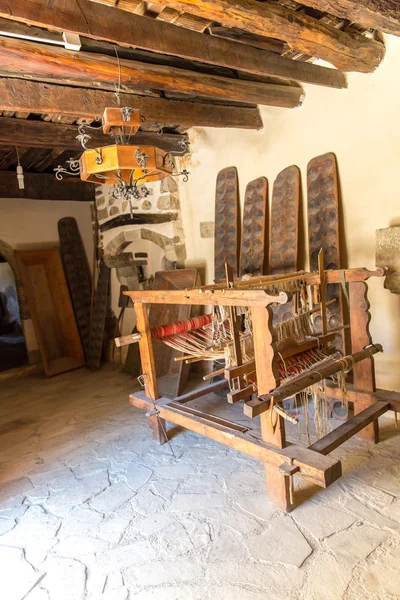 Weefgetouw met draden in museum met artefacten van oud-Grieks in klooster in messara vallei crete, Griekenland — Stockfoto