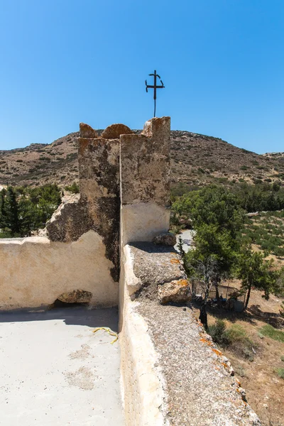 Monastère (couvent) dans la vallée de Messara à l'île de Crète en Grèce. Messara - est la plus grande plaine de Crète — Photo