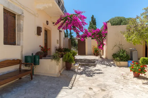 Rami di fiori bougainvillea rosa cespuglio sul balcone in strada, Creta, Grecia — Foto Stock