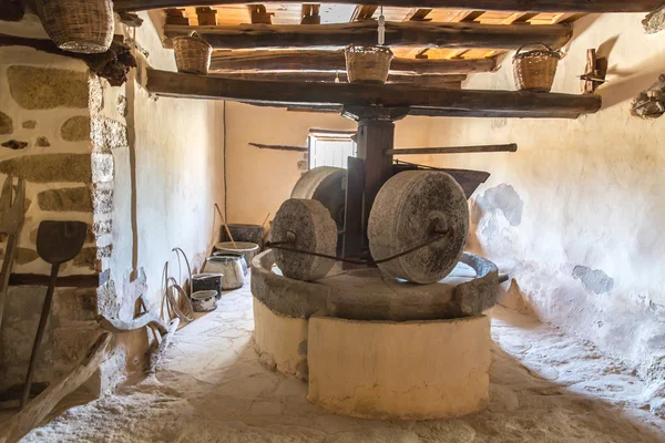 Museum with artifacts of ancient Greek pottery and clay (jug, pot, vase) in monastery in Messara Valley Crete, Greece — Stock Photo, Image