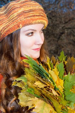 güzel sonbahar kadını. örme bere ile akçaağaç sonbahar kız portresi doğa üzerinde bırakır.