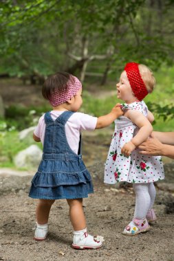 doğa yaz oynarken iki sevimli çocuk yaş kız