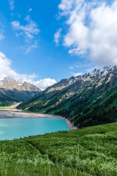 Espectacular paisaje Big Almaty Lake, Tien Shan Mountains en Almaty, Kazajstán, Asia en verano — Foto de Stock