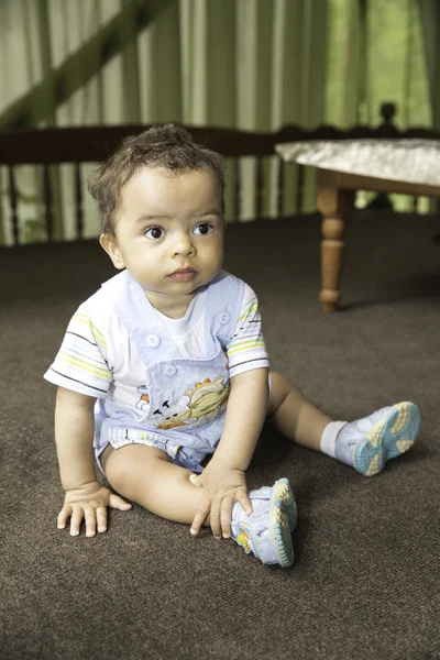 Menino adorável negro africano. O conceito de infância e família — Fotografia de Stock