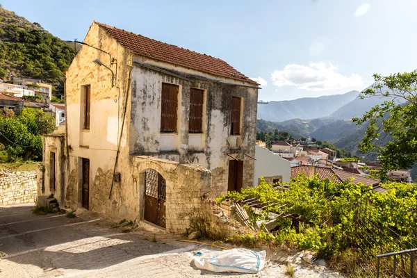 Vecchia casa in piccolo villaggio cretan nell'isola di Creta, Grecia. Vedi altre foto da Creta — Foto Stock