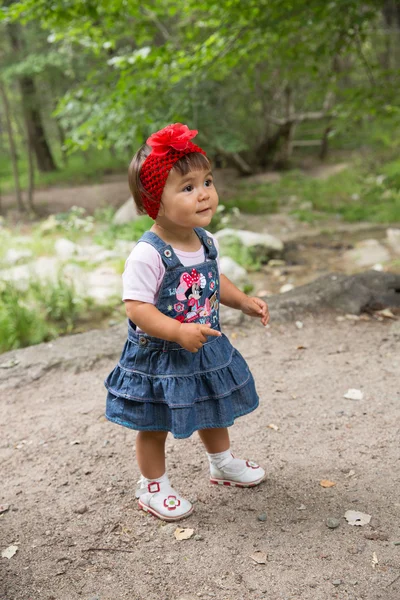 Einjähriges entzückendes kleines Mädchen im Park im Sommer, Almaty, Kasachstan — Stockfoto