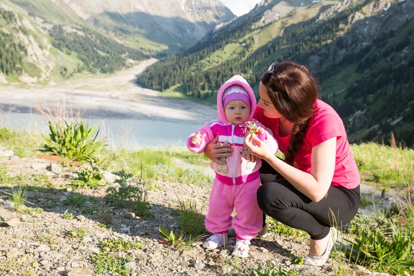 Glückliche Mutter und Kind Mädchen umarmen. das Konzept der Kindheit und Familie. schöne Mutter und ihr Baby im Freien — Stockfoto