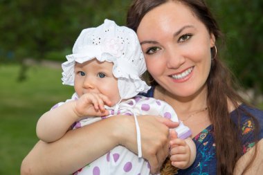 mutlu anne ve çocuk kız sarılma. Çocukluk ve aile kavramı. güzel anne ve bebek onun açık havada