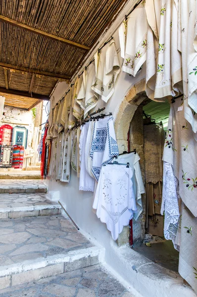 Traditionelle Textilien am Marktstand, bunte Stoffe, handgefertigte Souvenirs in Crite, Griechenland — Stockfoto