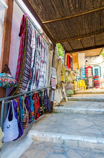 Traditionelle Textilien am Marktstand, bunte Stoffe, handgefertigte Souvenirs in Crite, Griechenland — Stockfoto