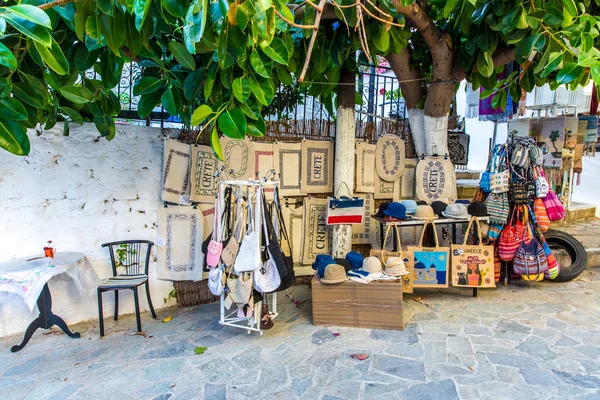 Têxteis tradicionais em uma banca de mercado, tecido colorido, lembranças artesanais em Crite, Grécia — Fotografia de Stock