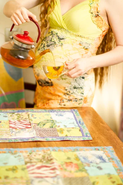 Těhotná žena s uzávěrem čaje na kuchyň. koncept pití a zdravého životního stylu — Stock fotografie