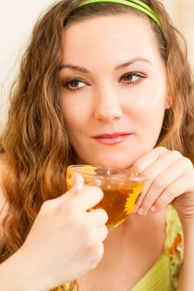 茶と若い美しい女性の肖像画。食べたり飲んだりの概念 — ストック写真