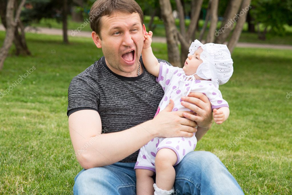 Joyeux Calin Pere Et Enfant Fille Le Concept D Enfance Et De Famille Papa Et Son Bebe A L Exterieur Image Libre De Droit Par Vitmarkov C Joyeux Calin Pere Et Enfant Fille Le Concept D Enfance Et De Famille Papa Et Son Bebe A L Exterieur Image Libre De Droit Par Vitmarkov C