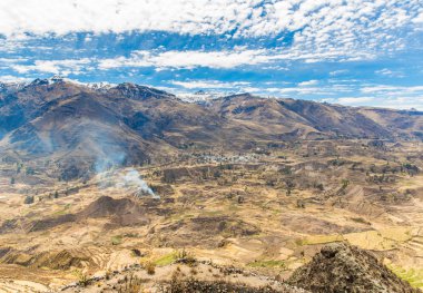 colca Kanyonu, peru, Güney Amerika. İnka tarım teraslarının cliff ve havuz ile inşa etmek. dünyanın en derin kanyonlar biri