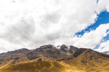 yol cusco: puno Titikaka Gölü, peru, Güney Amerika. İnka kutsal Vadisi. muhteşem doğa karlı dağlar ve mavi gökyüzü
