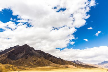 yol cusco: puno Titikaka Gölü, peru, Güney Amerika. İnka kutsal Vadisi. muhteşem doğa karlı dağlar ve mavi gökyüzü