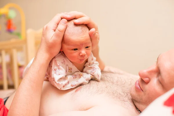 Bebê recém-nascido menina abraçando Pai em casa — Fotografia de Stock