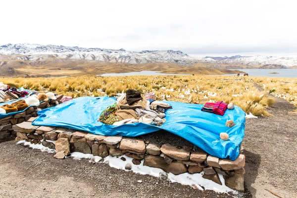 Trh na silnici cusco-puno poblíž jezera titicaca, peru, Jižní Amerika — Stock fotografie