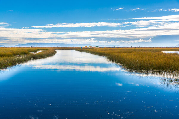 Озеро Титикака, Южная Америка, расположено на границе Перу и Боливии

