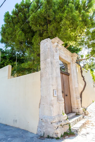 Pequeño pueblo cretense en la isla de Creta, Grecia. Edificio Exterior de la vivienda — Foto de Stock