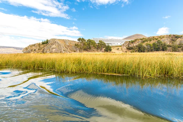 Lago Titicaca, América do Sul, localizado na fronteira do Peru e Bolívia — Fotografia de Stock