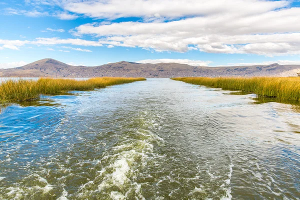 Lago Titicaca, América do Sul, localizado na fronteira do Peru e Bolívia — Fotografia de Stock