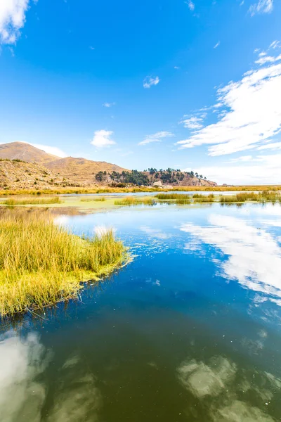 Titicacasjön, Sydamerika, ligger på gränsen mellan peru och bolivia — Stockfoto