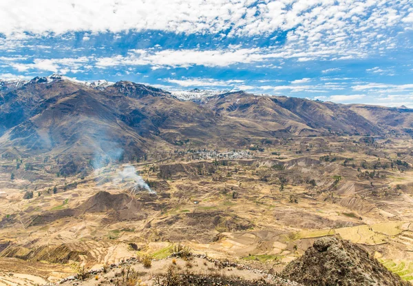 Colca canyon, peru, Zuid-Amerika. de Inca's te bouwen landbouw terrassen met vijver en klif. een van de diepste ravijnen in de wereld — Stockfoto
