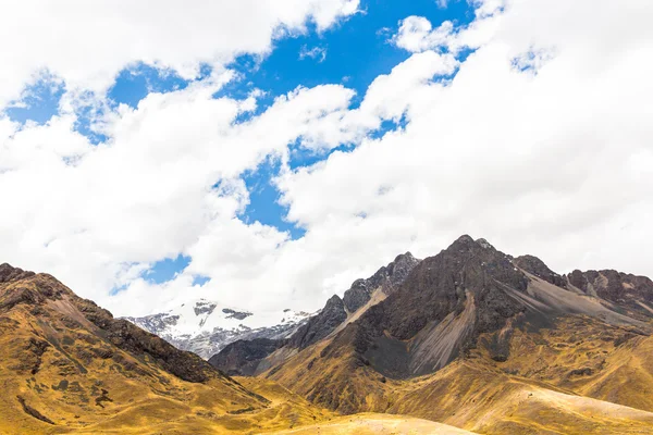 Road Cusco- Puno,Lake Titicaca, Peru,South America. Sacred Valley of the Incas. Spectacular nature of snowy mountains and blue sky — Stock Photo, Image