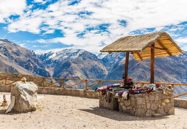 Piyasa hawkers colca Kanyon, peru, Güney Amerika. renkli battaniye, eşarp, kumaş, alpaka, yünden dan pançolar Lama — Stok fotoğraf